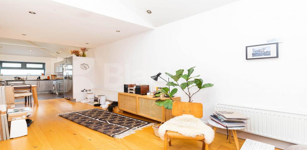 			Private roof terrace, Studio Apartment, 1 bath, 1 reception Apartment			 Bethnal Green Road, BETHNAL GREEN-HACKNEY-LONDON FIELDS